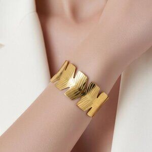 Stainless Steel Bangle Waterproof & Fade-Resistant w/Plating Hypoallergenic